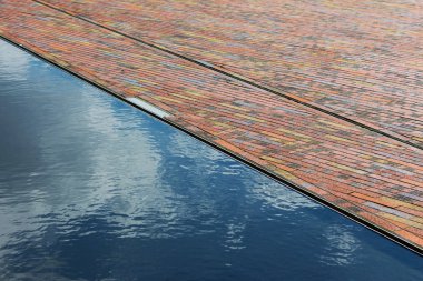 kömür topakları ve güneşli yüzeysel su