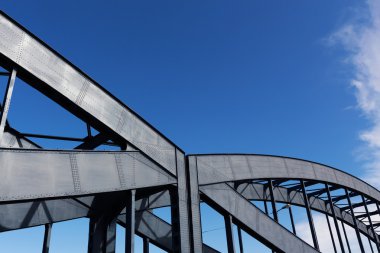 gökyüzü güneş ışığına karşı bir demiryolu Köprüsü İnşaatı