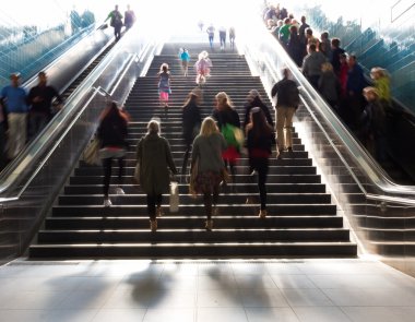 metro citiy içinde merdivenlerden