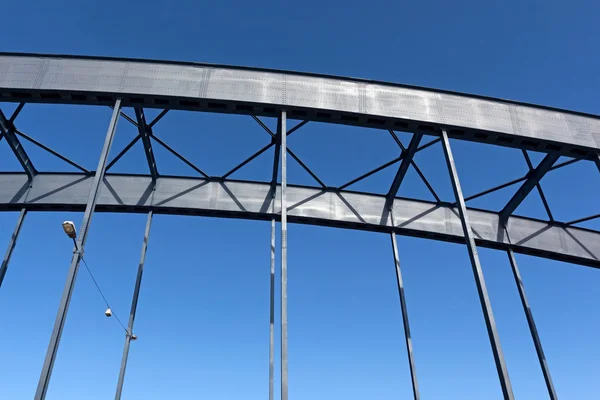 Costruzione di un ponte ferroviario contro il cielo alla luce del sole — Foto Stock