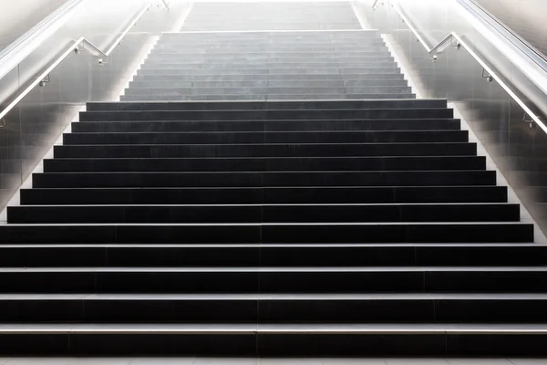 Treppen in der U-Bahn der Stadt Hamburg — Stockfoto