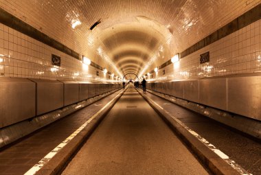 Hamburg nehir elbe altında eski tüneli