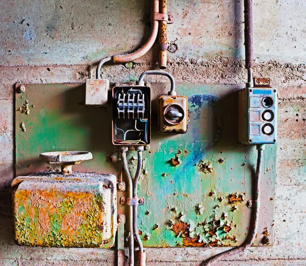 Ancien panneau électrique sur mur en béton — Photo