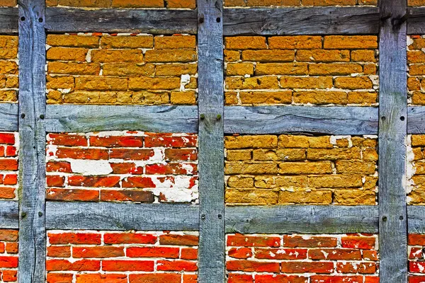 Staré společnosti adobe a cihlová zeď půl roubenky — Stock fotografie
