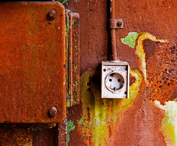 さびた鉄の壁に古いコンセント — ストック写真