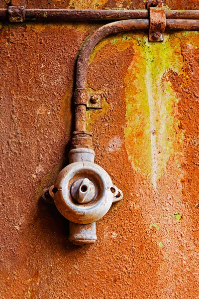 Alter Schalter an einer rostigen Eisenwand — Stockfoto