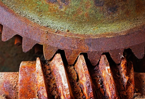 Oude en roestige pignonwiel vistuig met een mechanische machine — Stockfoto