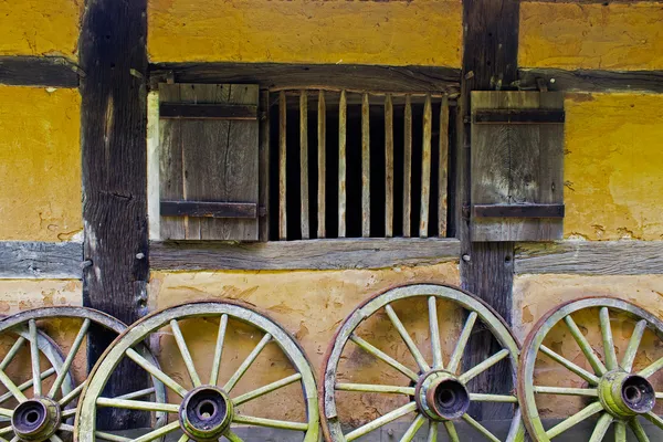 Cartwheels op de oude adobe muur van een huis — Stockfoto