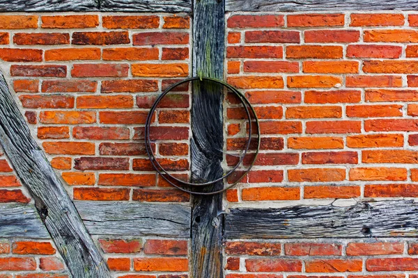 Pared de ladrillo de casa de entramado de madera y aro de hierro — Foto de Stock