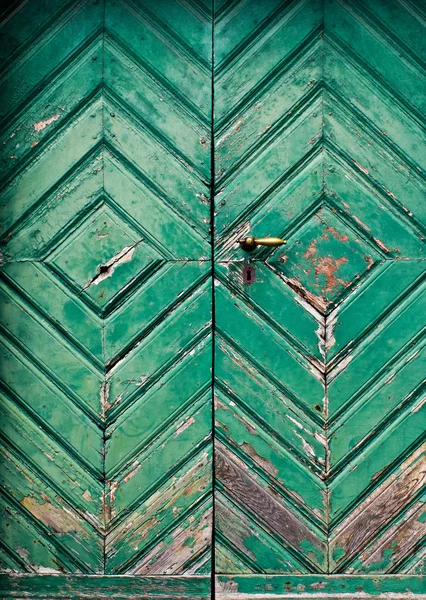 Porta de madeira velha e dilapidada na cor turquesa — Fotografia de Stock