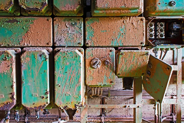Oude en vuile elektrische paneel op muur — Stockfoto