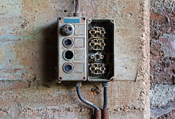 Painel elétrico velho na parede de concreto — Fotografia de Stock