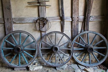 Cartwheels eski adobe duvara bir çiftlik evi