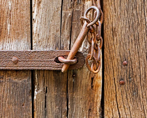 El pestillo de hierro en la puerta de madera — Foto de Stock