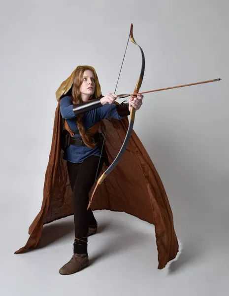Plně Dlouhý Portrét Rudovlasé Ženy Středověkém Vikingském Kostýmu Rozevlátém Plášti — Stock fotografie