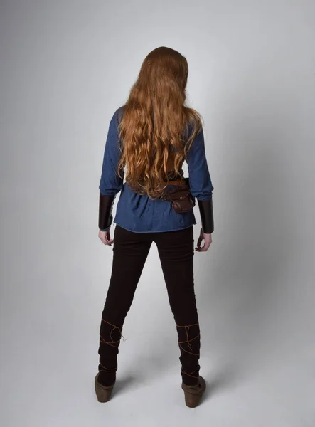 Orta Çağ Viking Giymiş Kızıl Saçlı Bir Kadının Tam Boy — Stok fotoğraf