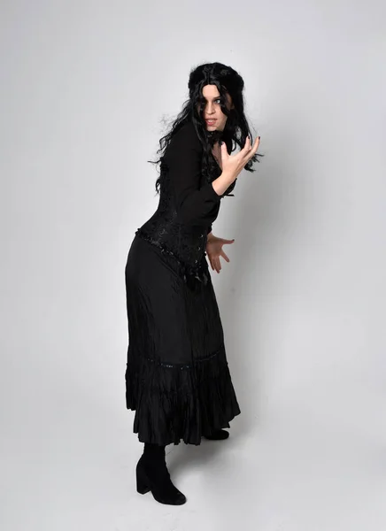 Retrato Cuerpo Entero Mujer Morena Vestida Con Traje Bruja Victoriana — Foto de Stock