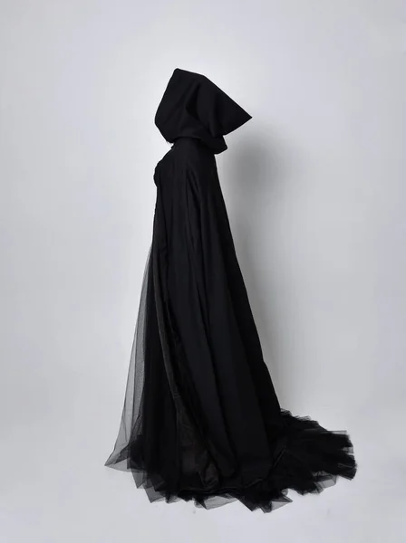 Dlouhý Portrét Tmavovlasé Ženy Černém Viktoriánském Kostýmu Čarodějnice Pláštěm Špičatým — Stock fotografie
