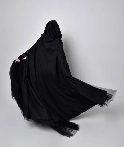 Πλήρες Πορτρέτο Της Μελαχρινής Γυναίκας Που Φοράει Μαύρη Βικτωριανή Στολή — Φωτογραφία Αρχείου