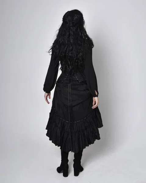 Portret Ciemnowłosej Kobiety Czarnym Wiktoriańskim Kostiumie Czarownicy Pozycja Stojąca Widok — Zdjęcie stockowe