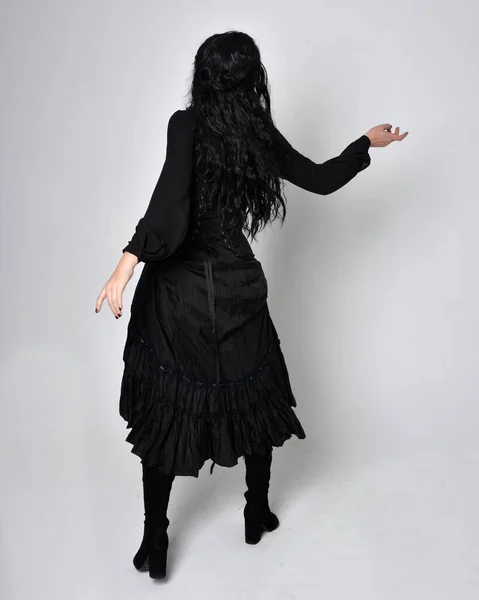 Potret Panjang Penuh Wanita Berambut Gelap Mengenakan Kostum Penyihir Victoria — Stok Foto