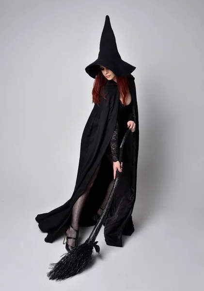 Siyah Victoria Cadısı Kostümü Giymiş Koyu Renk Saçlı Bir Kadının — Stok fotoğraf
