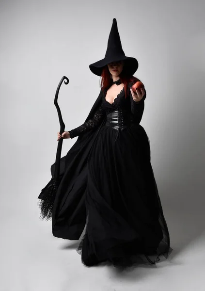Siyah Victoria Cadısı Kostümü Giymiş Koyu Renk Saçlı Bir Kadının — Stok fotoğraf