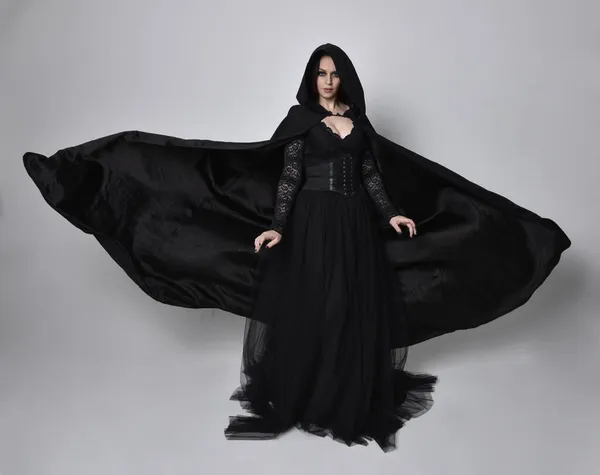 Siyah Viktorya Dönemi Cadı Kostümü Giymiş Pelerinli Koyu Renk Saçlı — Stok fotoğraf