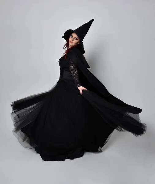 Retrato Comprimento Total Mulher Cabelos Escuros Vestindo Traje Bruxa Vitoriana — Fotografia de Stock