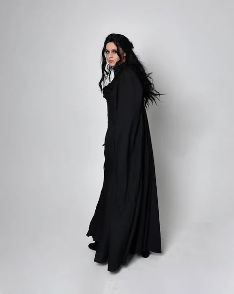 Retrato Comprimento Total Mulher Cabelos Escuros Vestindo Traje Bruxa Vitoriana — Fotografia de Stock
