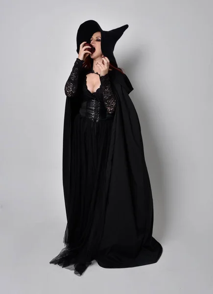 Pełnowymiarowy Portret Ciemnowłosej Kobiety Czarnym Wiktoriańskim Kostiumie Czarownicy Stojącej Gestywnymi — Zdjęcie stockowe