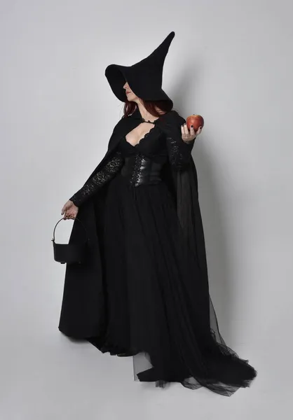 Siyah Victoria Tarzı Cadı Kostümü Giyen Stüdyo Arka Planında Hareketleriyle — Stok fotoğraf
