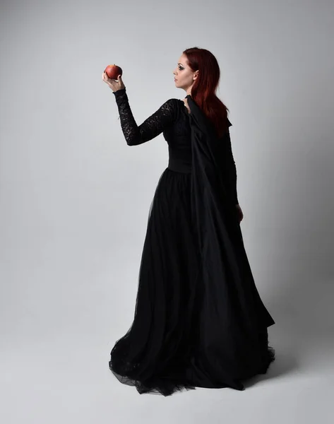 Полноразмерный Портрет Темноволосой Женщины Черном Викторианском Костюме Стоящей Позе Ведьмы — стоковое фото