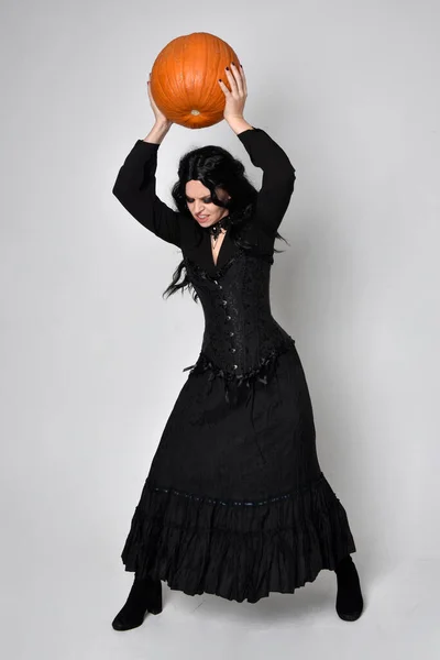 Retrato Cuerpo Entero Mujer Morena Vestida Con Traje Bruja Victoriana —  Fotos de Stock