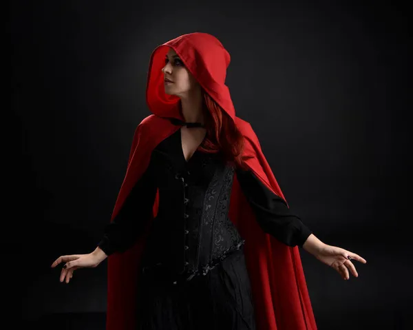Menutup Potret Gadis Mengenakan Jubah Berkerudung Merah Dan Kostum Penyihir — Stok Foto