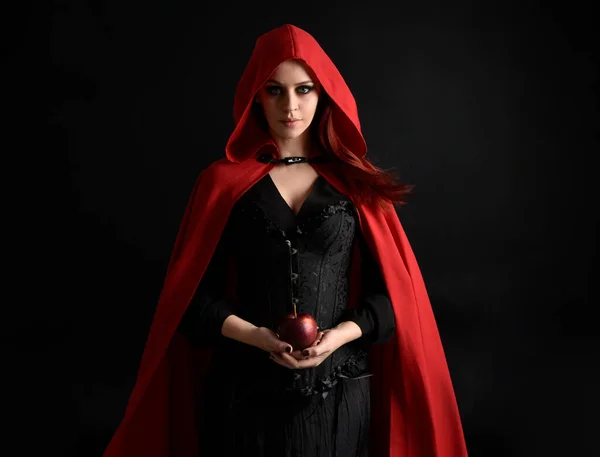 Nahaufnahme Porträt Eines Mädchens Mit Rotkäppchen Mantel Und Hexenkostüm Isoliert — Stockfoto
