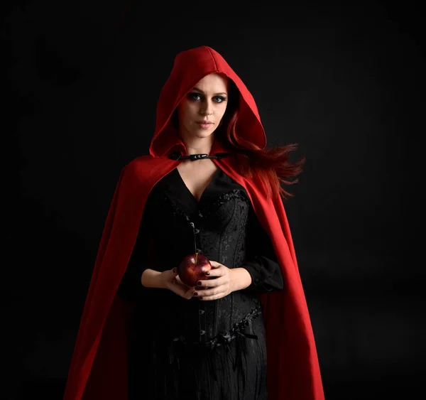 Крупный План Портрета Девушки Красном Капюшоне Костюме Ведьмы Изолированной Черном — стоковое фото