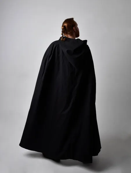 Portret Rudego Mężczyzny Średniowiecznym Stroju Wikinga Inspirowanym Fantazją Ciemnym Płaszczem — Zdjęcie stockowe