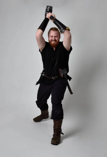 Retrato Homem Ruivo Vestindo Viking Medieval Inspirado Fantasia Traje Pose — Fotografia de Stock