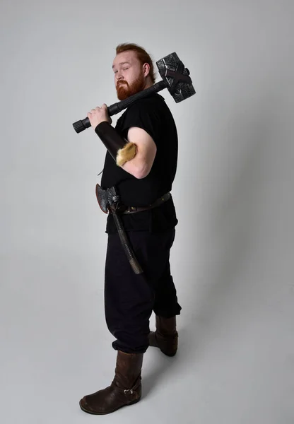 Retrato Homem Ruivo Vestindo Viking Medieval Inspirado Fantasia Traje Pose — Fotografia de Stock