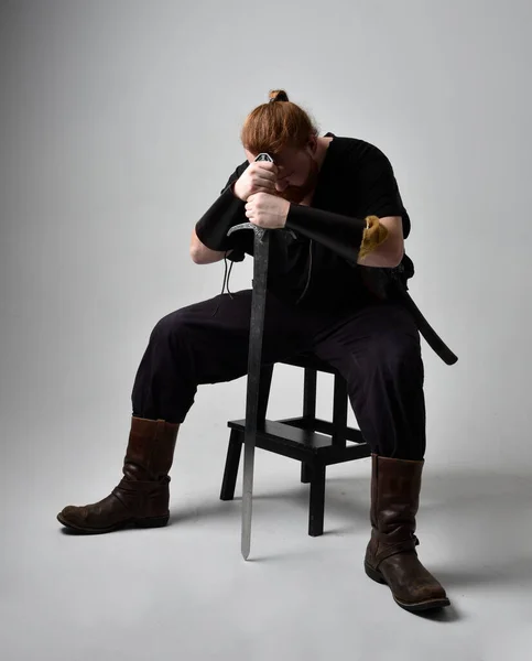 Portrét Rudovlasého Muže Středověkém Vikingském Kostýmu Inspirovaném Fantazií Sedící Póza — Stock fotografie