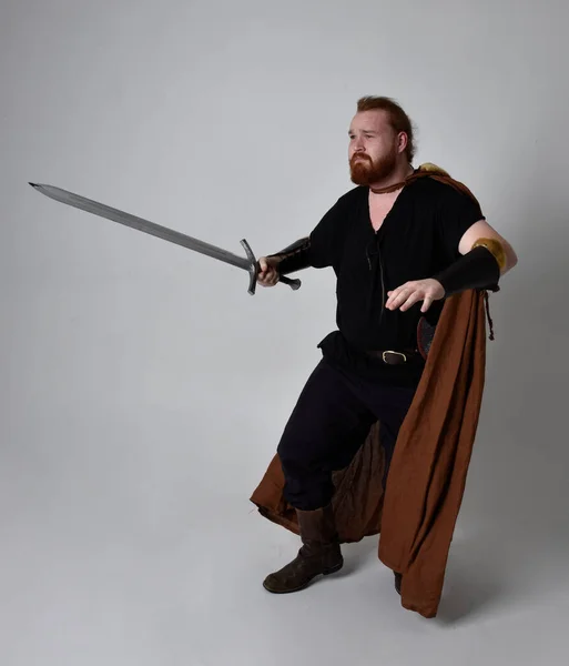 Portrét Rudovlasého Muže Středověkém Vikingském Kostýmu Inspirovaném Fantazií Držícího Dlouhou — Stock fotografie