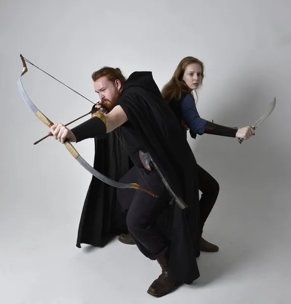 Retrato Comprimento Total Casal Cabelos Vermelhos Homem Mulher Vestindo Trajes — Fotografia de Stock