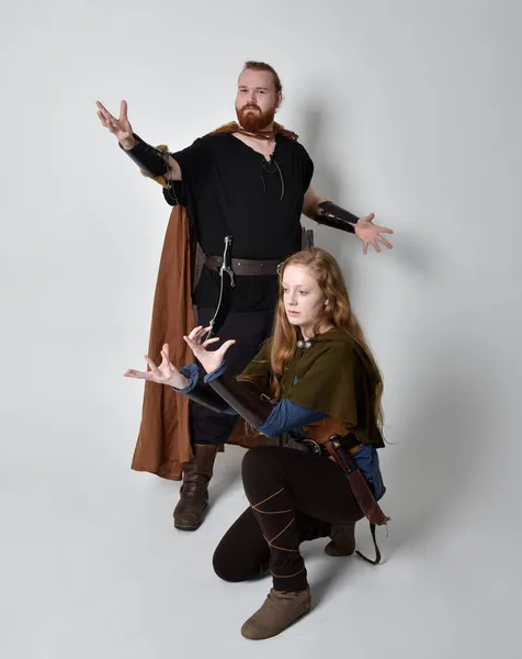 红头发夫妇的全长肖像 男人和女人穿着中世纪维京风格的奇幻服装 站立姿势 与白色工作室背景隔离 — 图库照片