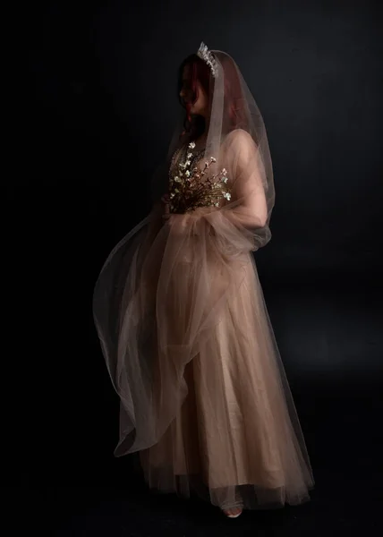 Retrato Cuerpo Entero Una Chica Pelirroja Con Vestido Fantasía Cremoso — Foto de Stock