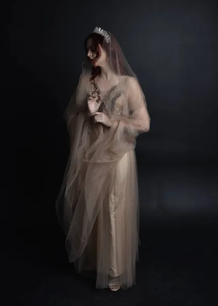 Retrato Cuerpo Entero Una Chica Pelirroja Con Vestido Fantasía Cremoso — Foto de Stock