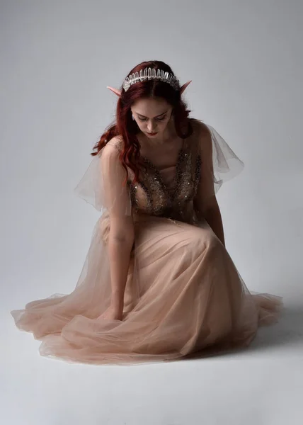 Peri Tanrıçası Kostümü Gibi Kremalı Fantezi Elbisesi Kristal Taç Giyen — Stok fotoğraf