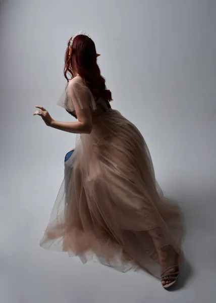 Dlouhý Portrét Rudovlasé Dívky Krémových Fantasy Šatech Křišťálové Koruně Jako — Stock fotografie