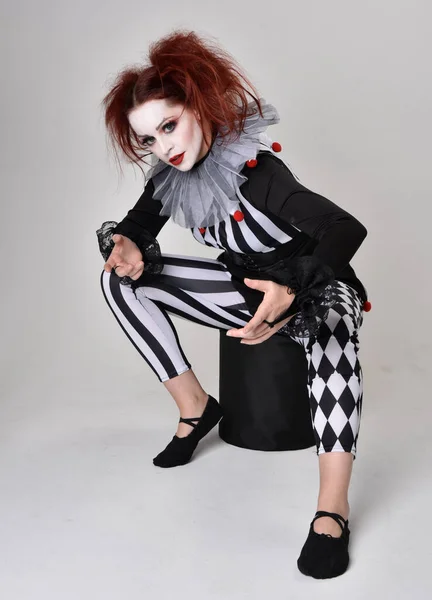 Ett Långt Porträtt Rödhårig Flicka Klädd Svartvit Clownskostym Teatralisk Cirkusfigur — Stockfoto