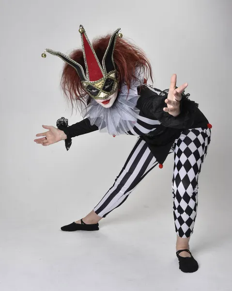 Ganztägiges Porträt Eines Rothaarigen Mädchens Das Ein Schwarz Weißes Clownskostüm — Stockfoto